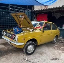Automóvil clásico amarillo en el taller