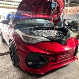 Automóvil rojo con equipo de servicio de aire acondicionado